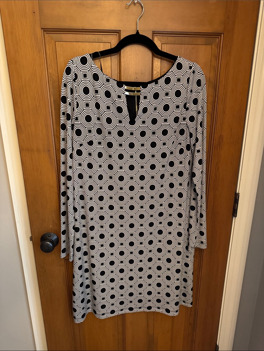 Vince Camuto Black & White Geometric Long Sleeve Shift Dress